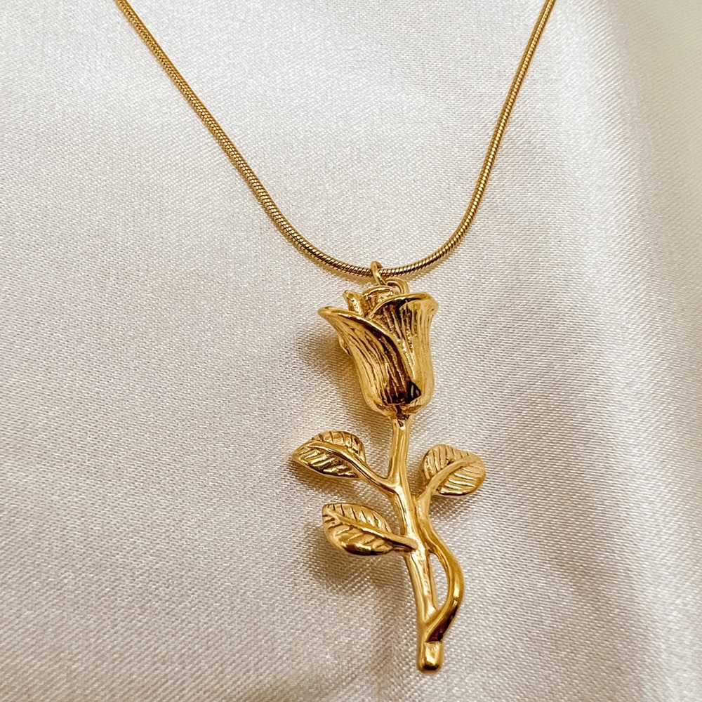 Rose flower necklace